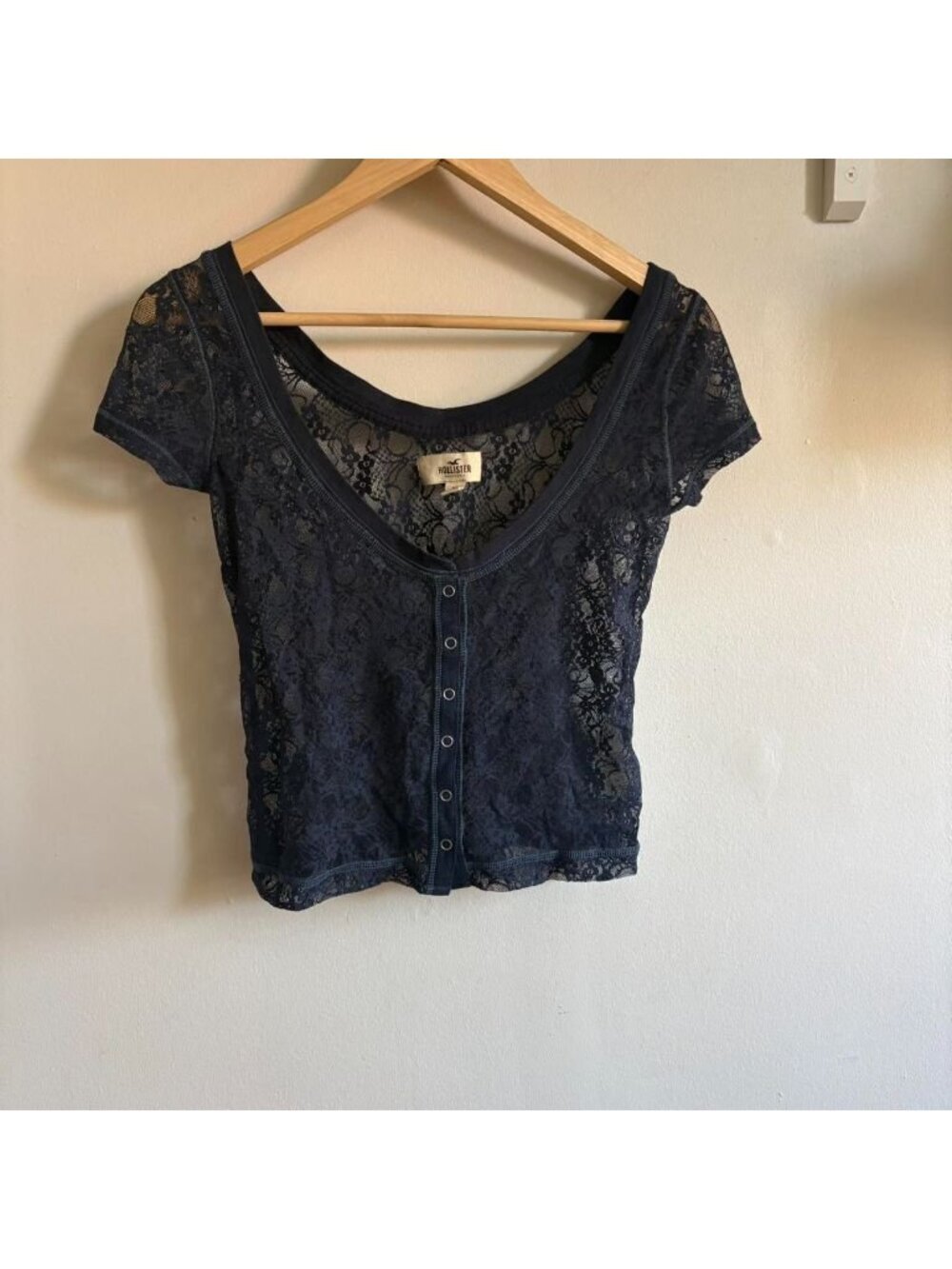 Y2K lace off-the shoulder baby tee — Hollister & Co. - Picture 2 of 5